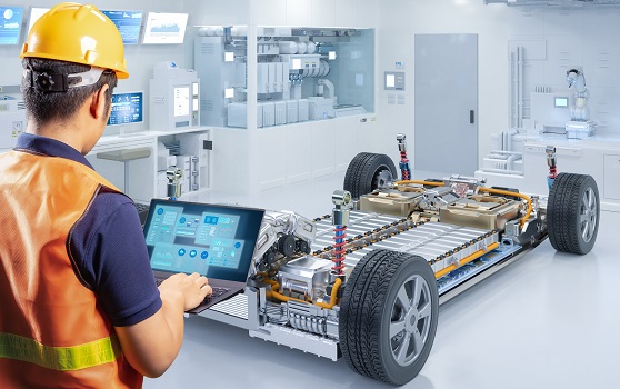 亞洲工程師/技術(shù)人員在實(shí)驗(yàn)室處理電動汽車電池模塊